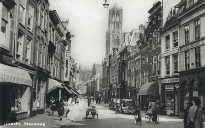 4938 Gezicht in de Steenweg te Utrecht met op de achtergrond de Domtoren.